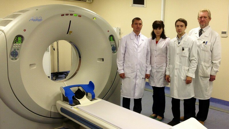 Фотография врачей с компьютерным томографом